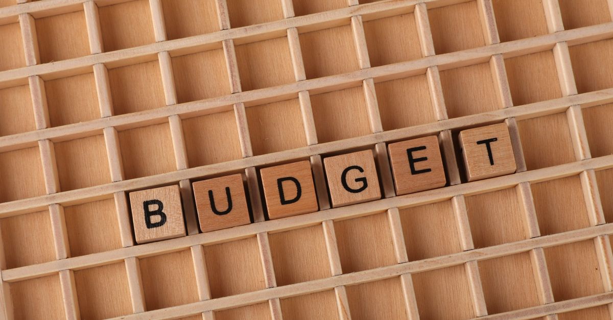 Calculatrice et documents financiers, illustrant la fiscalité du dispositif Jeanbrun.
